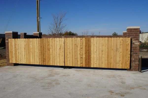 Commercial vinyl fencing - chain link fence vs steel fence